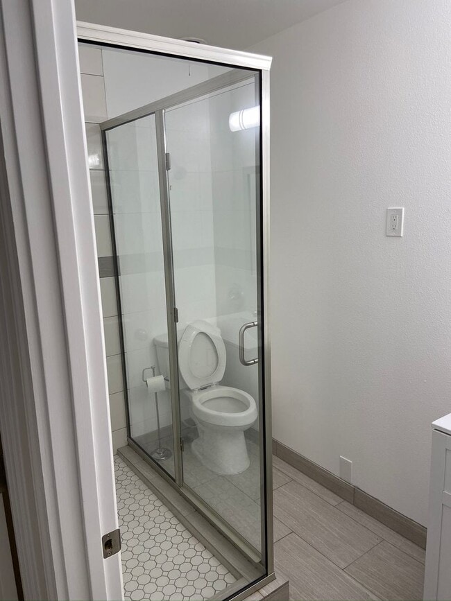 Building Photo - Amazing Remodeled 2 bd in Sellwood/Morelan...