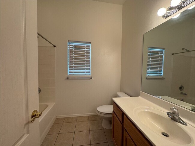 Building Photo - 2334 Silverthorne Dr