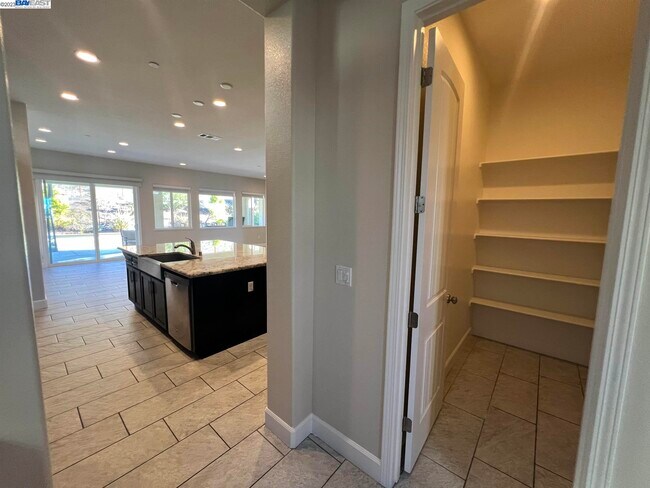 Building Photo - 1695 N Terracina Dr