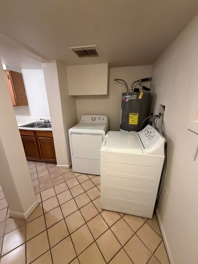 Building Photo - Cntrally Located 4 bedroom home