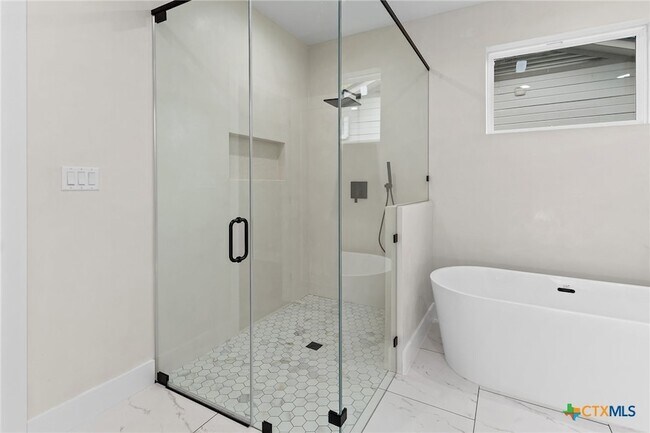 Building Photo - 2204 Magnolia Dr