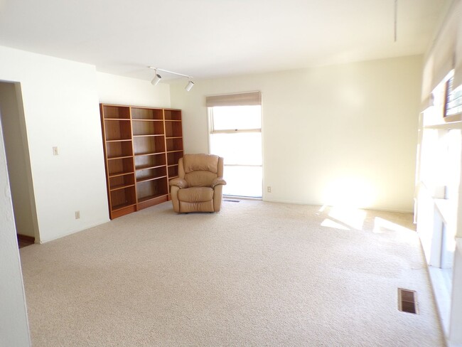 Building Photo - Light-Filled Home in Ideal Traverse City Neighborhood