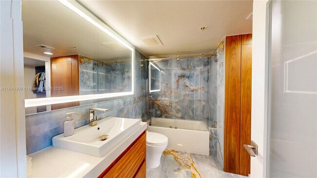 Building Photo - 1750 N Bayshore Dr