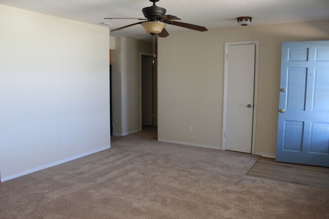 Building Photo - Half duplex close to the beach!