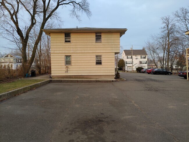Building Photo - 142 Bradford Ave
