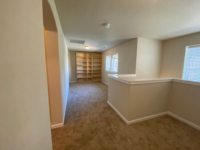 Building Photo - Large home SW Bend