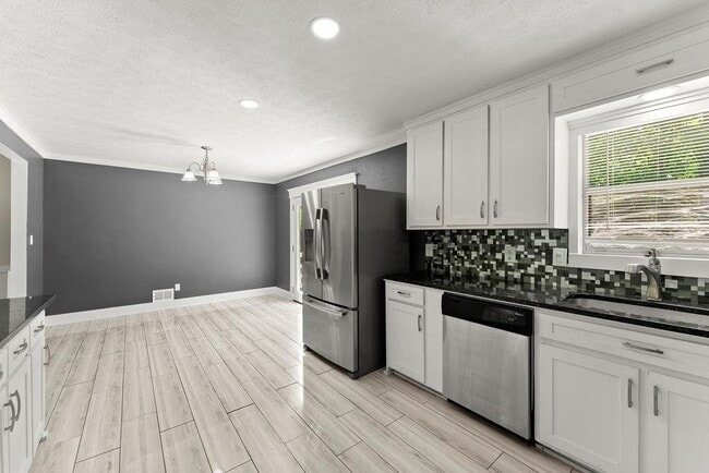 Building Photo - 4035 Thames Dr