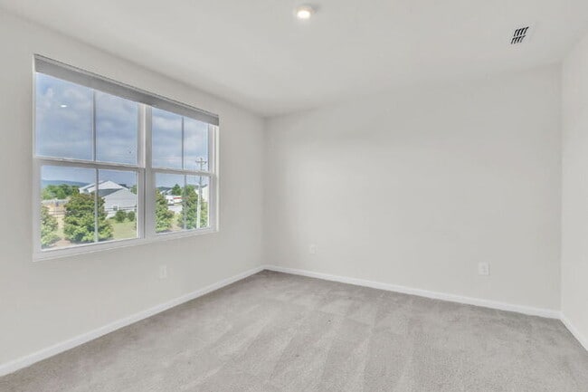 Building Photo - Modern 3BR Townhome with Bonus Room Near F...