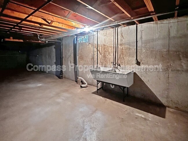 Building Photo - 2832 S Burdick St