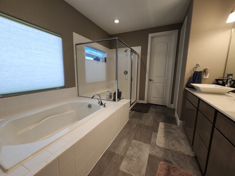 Building Photo - 10043 Hannaway Dr