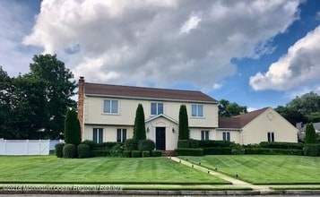 Building Photo - 16 Bridle Dr