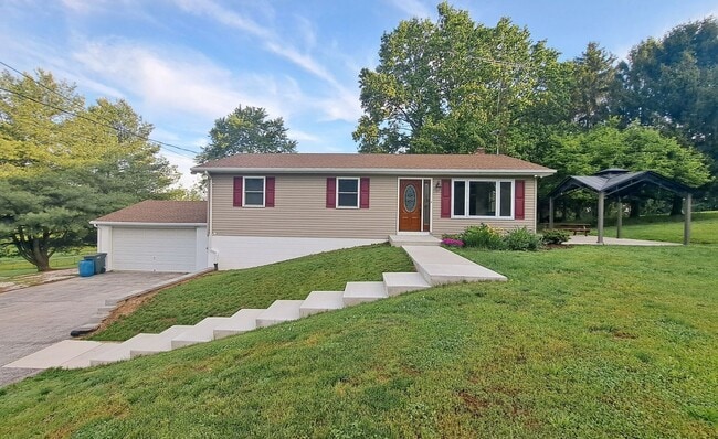 Primary Photo - 3 Bed / 1-1/2 Bath Single Family Home