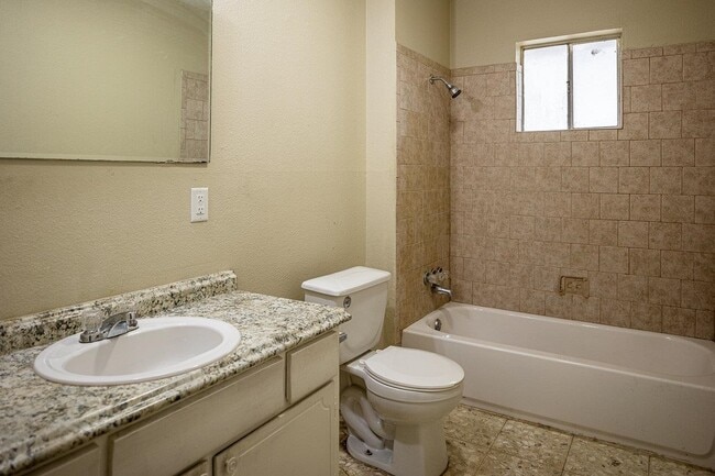 Building Photo - 706 W 10th St