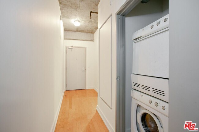 Building Photo - 645 W 9th St