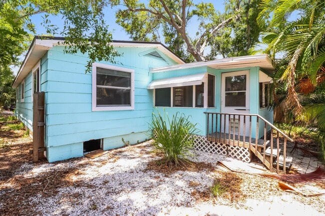 Building Photo - 3 BR/1.5BA | Newly Renovated Single Family Home |  Tropical Landscaping | In St Peterburg!