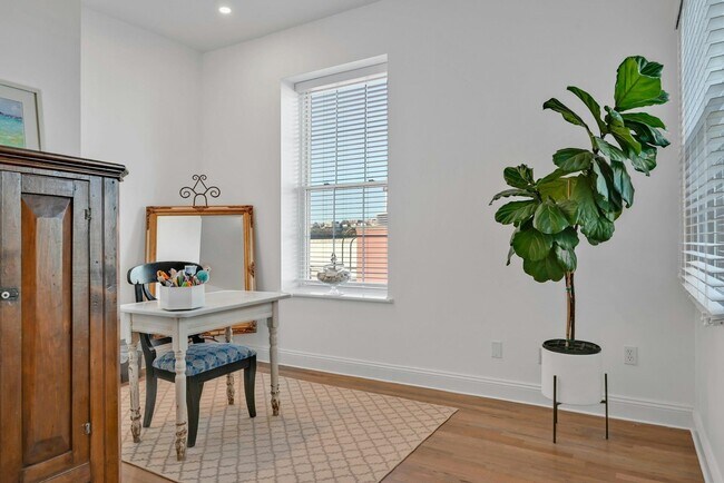 Building Photo - 1015 Grand St