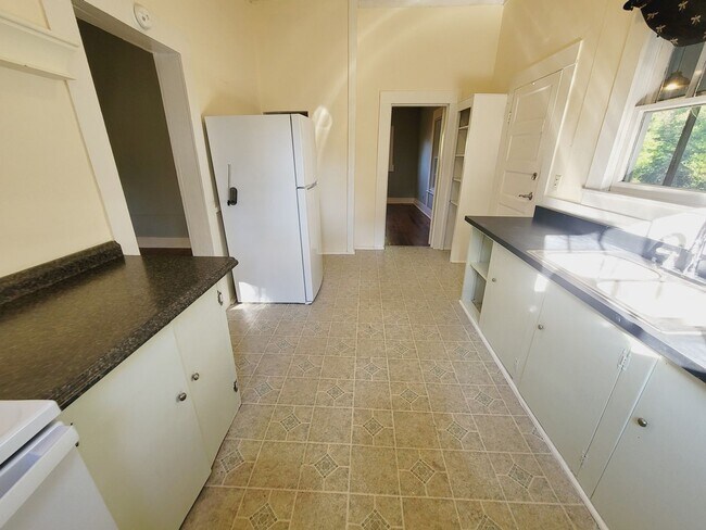 Building Photo - PRIVATE & Spacious 2/1 SE House on 1 Acre w/ Wood Floors, Washer/Dryer, & Screened Porch! Avail N...