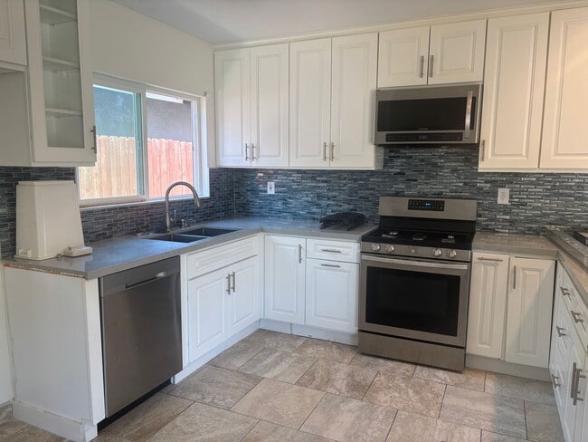 Building Photo - 10547 Hayvenhurst Ave