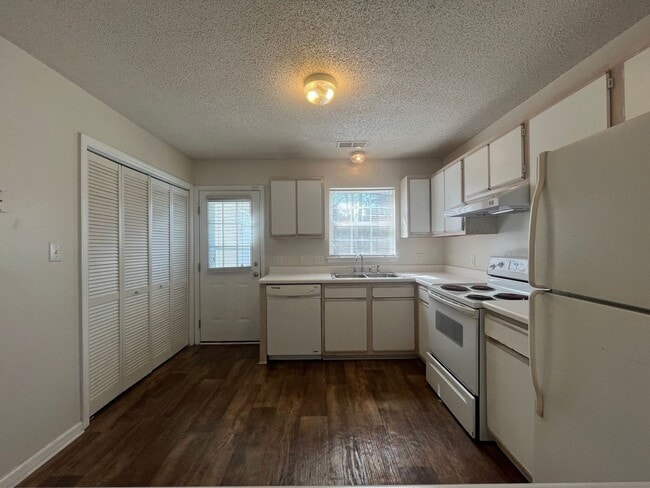 Building Photo - End Unit Townhouse, 3 Bed, 3 Bath