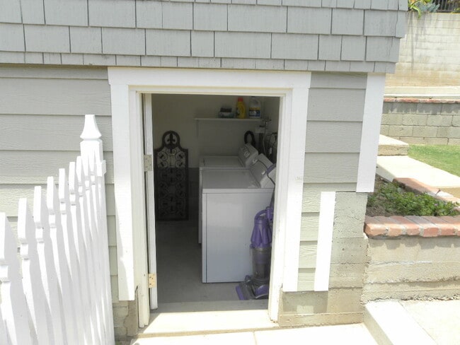 Building Photo - 324 Vista Pl