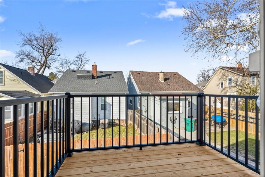 Building Photo - 1440 Lakepointe St