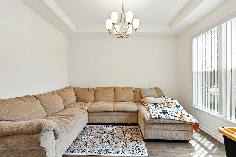 Building Photo - 5497 Mercier St