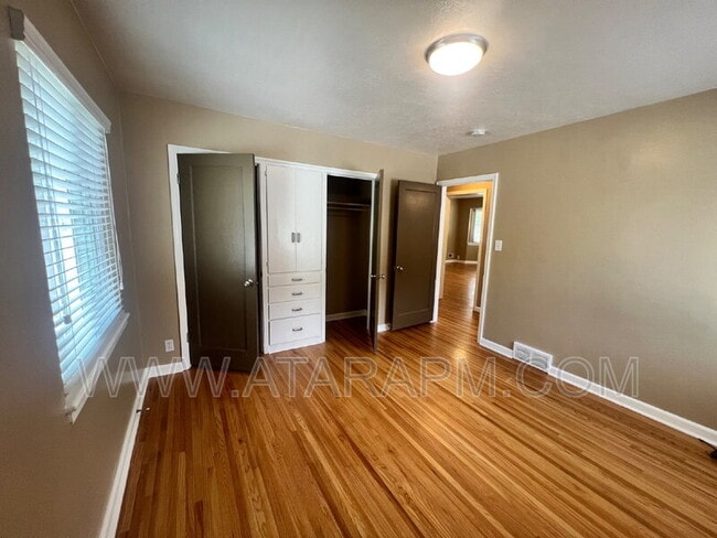 Building Photo - 871 Foothill Dr