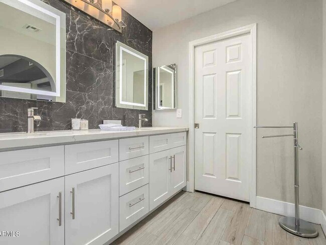 Building Photo - 6583 N 79th Pl