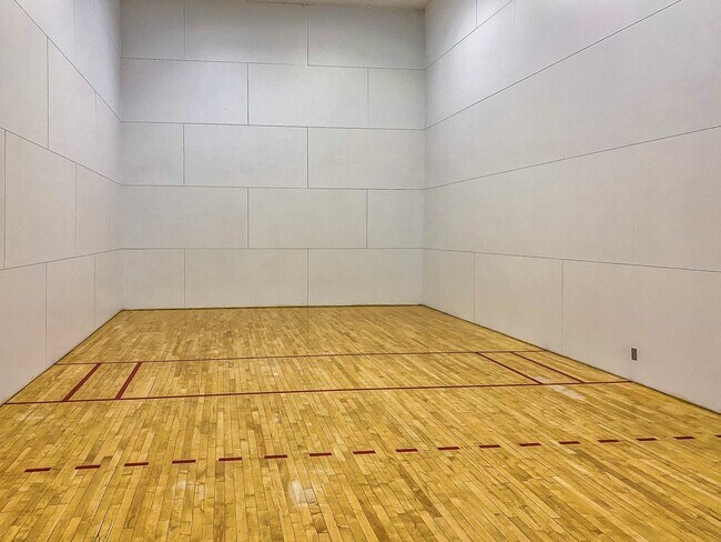 Building Photo - "Chic Las Vegas Condo Oasis: 1-Bedroom Gem with Granite Touch - 530 Sq Ft of Style!"