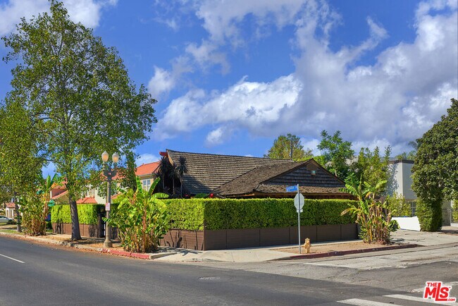 Building Photo - 201 S Larchmont Blvd