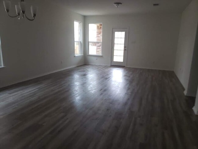 Building Photo - 1824 Stinnett Dr