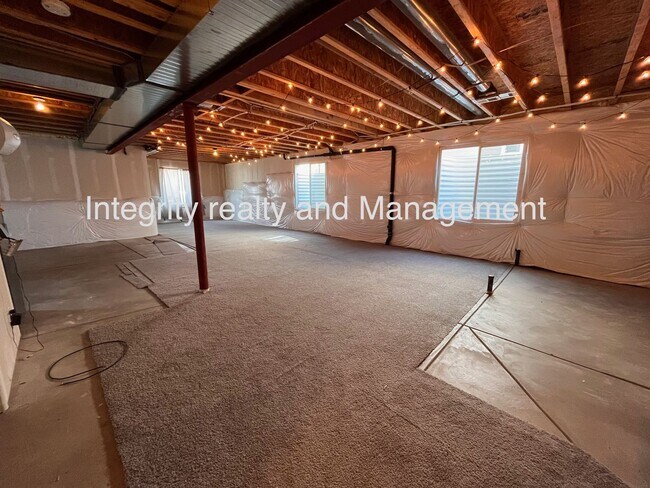 Building Photo - 4 Bed/3 Bath, 3,550 Sqft -1057 Clear Sky W...