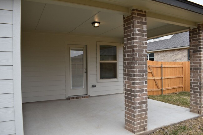 Building Photo - Beautiful Home in the Cedarbrook Ridge sub...