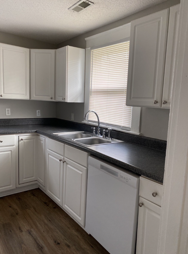 Building Photo - Updated 2 bed 1 bath home - 10 Minutes to ...