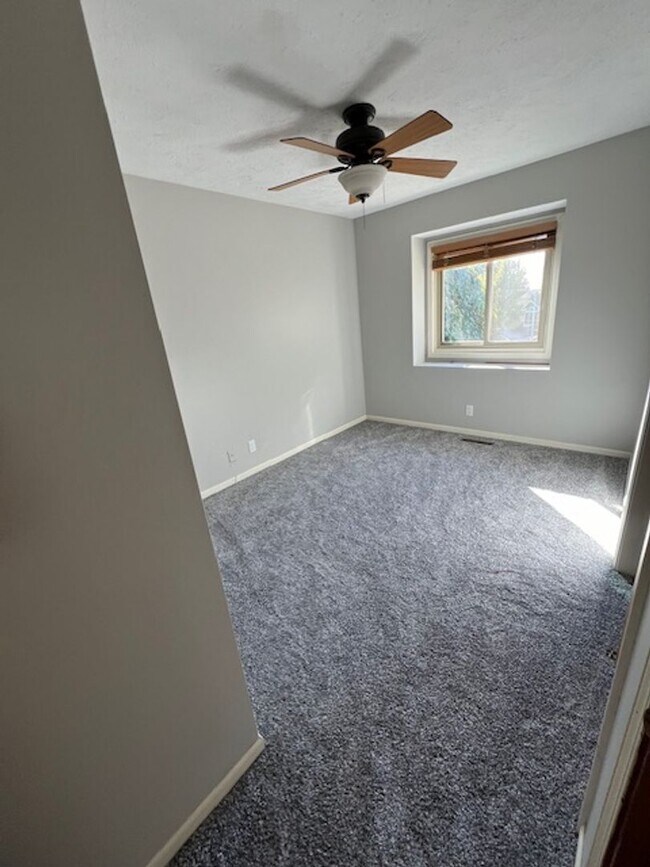 Building Photo - Bright & Spacious 3 Bedroom With Finished ...