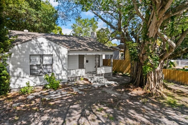 Building Photo - Spacious 3bdrm/1bath House $1995.00 ** Fen...