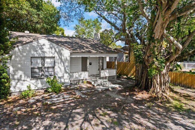 Building Photo - Spacious 3bdrm/1bath House $2295.00 ** Fen...
