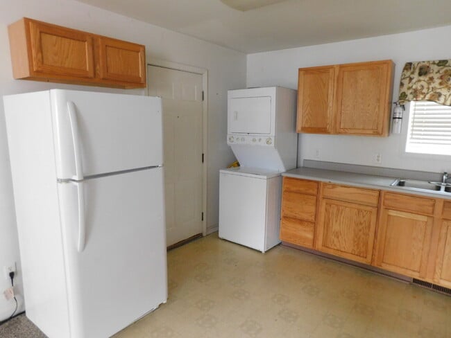 Building Photo - Ranch Style Private Entry Duplex