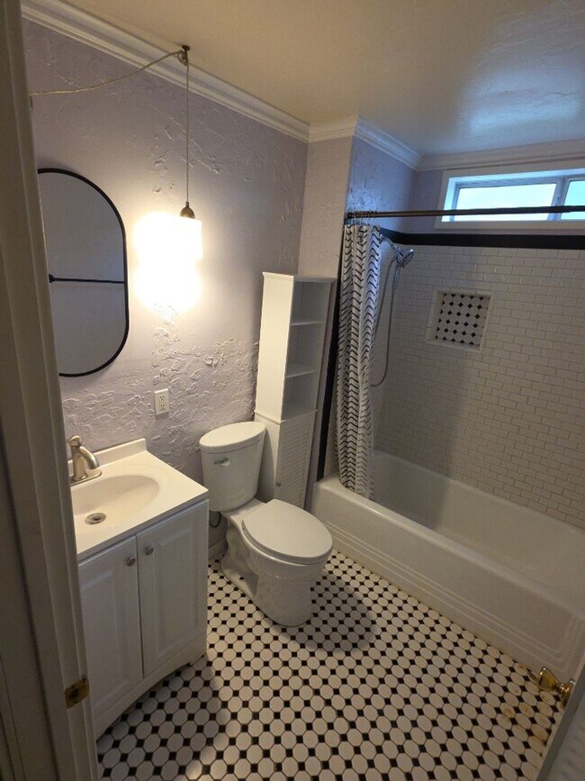 Building Photo - Central Lakeport 3-Bedroom Home