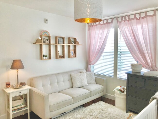 Building Photo - Beautifully Upgraded & Appointed End Condo...