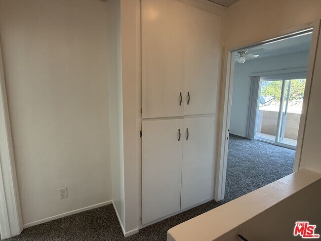 Building Photo - 10840 Camarillo St
