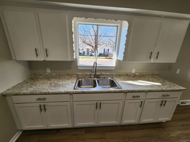Building Photo - Spacious 3-Bedroom, 1-Bathroom Home AVAILABLE NOW!!