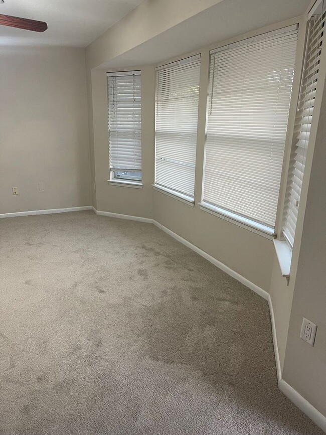 Building Photo - 3bed/2bath Single Family Home