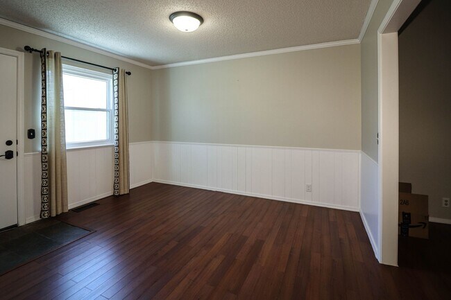 Building Photo - 4 bedroom, 2 1/2 bath, 2 car garage located in the quiet Summit View subdivision.
