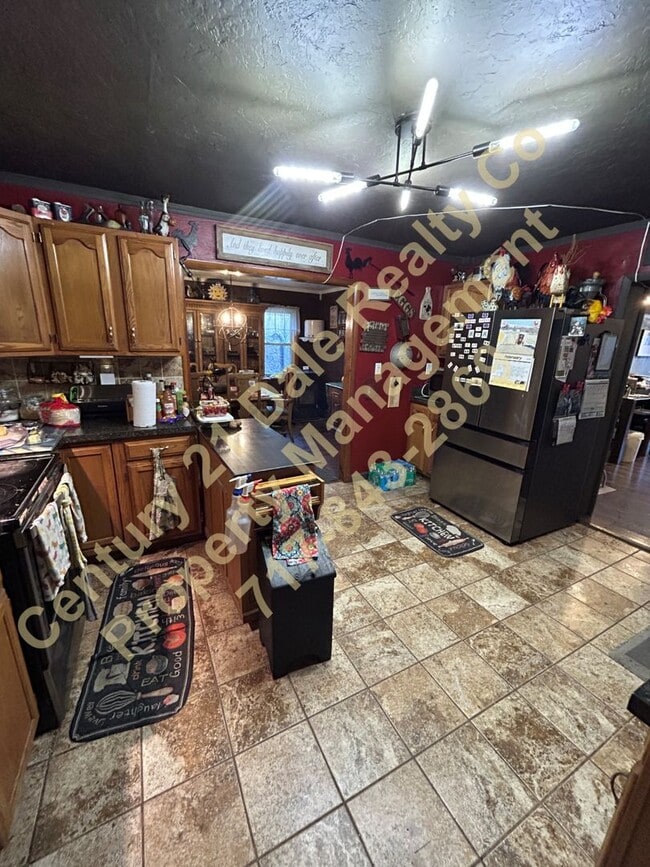 Building Photo - Large 3 Bedroom, 2 Bath Pet friendly home with off street parking and a 600sqft detached garage