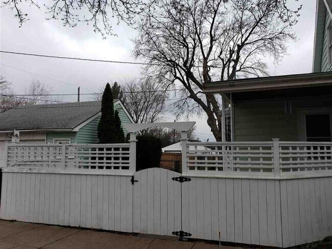 Building Photo - Charming Home For Rent Near UNO & Aksarben