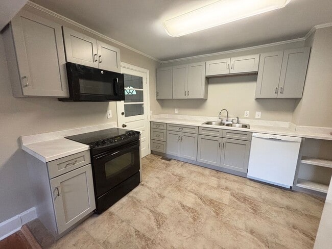 Building Photo - 3 Bedroom 1 Bath Home in Rosewood