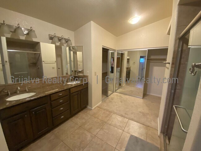 Building Photo - Amazing 5 BD, 3 BA House + Pool! This Oro ...