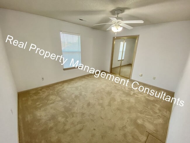 Building Photo - Updated 2 Bedroom Townhome