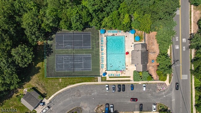 Building Photo - 230 Vasser Dr